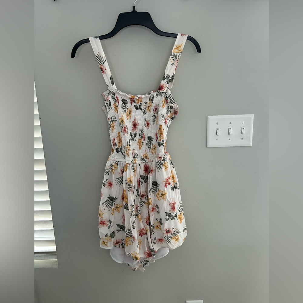 ***SOLD ON ANOTHER PLATFORM*** 
Hollister Floral Print Romper